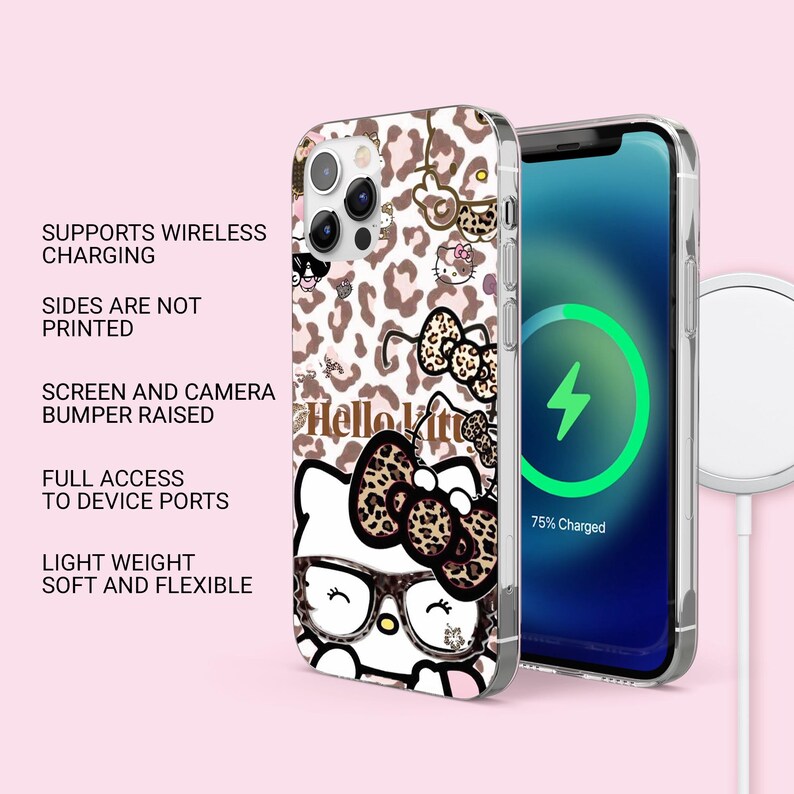 Puede incluir: Una funda de tel&eacute;fono transparente con el personaje Hello Kitty usando gafas y un lazo de estampado de leopardo sobre un fondo de leopardo. El texto indica: carga inal&aacute;mbrica, laterales sin imprimir, bordes elevados y acceso a los puertos.