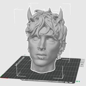 Könnte beinhalten: Ein graues 3D-Digitalmodell eines menschlichen Kopfes mit zerzaustem Haar, zwei spitzen Hörnern, einem Nasenring und einem Lippenpiercing. Der Kopf befindet sich auf einer schwarzen Gitterplattform mit weißen Achsen und sichtbaren Interface-Symbolen.