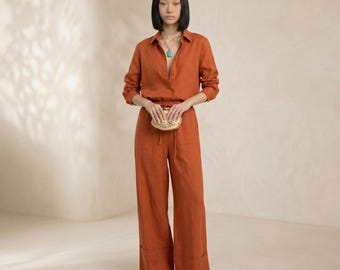 Conjunto de dos piezas color naranja óxido para mujer: camisa de manga larga con botones y pantalón de pierna ancha.