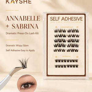 Könnte beinhalten: Eine transparente Kunststoffhülle mit zwei Sets selbstklebender, schwarzer Kunstwimpern, beschriftet mit "Annabelle" und "Sabrina". Der Text "KAYSHE" und "Dramatic Press-On Lash Kit" sind ebenfalls sichtbar. Eine Pinzette hält eine Wimperngruppe.