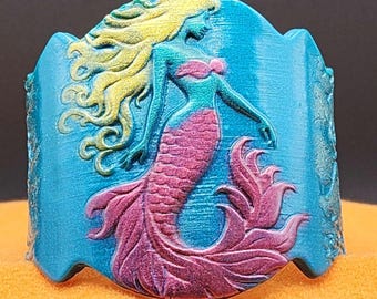 Pulsera de arcilla polimérica con diseño de sirena azul verdoso, pulsera ancha esculpida, pulsera magnética con diseño de olas oceánicas pintadas, joyería de fantasía costera hecha a mano.