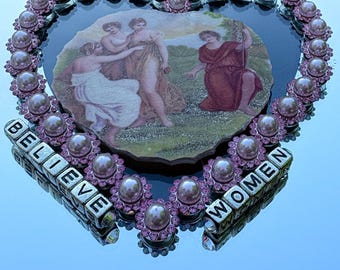 Arte de parede "Acredite nas Mulheres" | Camafeu de cerâmica antigo | Moldura de coração feita com espelho reaproveitado | Arte feminista de protesto com objetos encontrados | Peça única de arte 2D