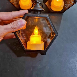 Farol geométrico estilo marroquí - Portavelas LED hexagonal negro - Decoración cálida y ambiental para el hogar, ideal para sala de estar, patio o bodas.