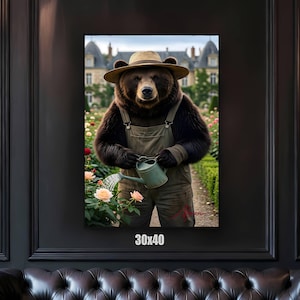 Può includere: Stampa incorniciata raffigurante un orso bruno vestito con una salopette e un cappello di paglia, con un annaffiatoio verde. La stampa è etichettata "30x40" (76x102 cm) e mostra un giardino con rose e un edificio sullo sfondo.
