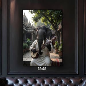 Può includere: Stampa incorniciata di 76x102 cm raffigurante un elefante che suona il banjo. L'elefante, vestito con abiti bianchi, è seduto di fronte a un tempio. La stampa è esposta su una parete nera sopra un divano in pelle.