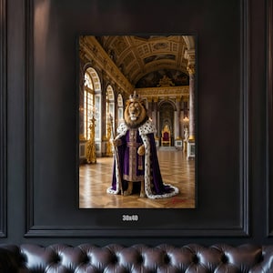 Peut inclure: Impression encadrée d'un lion royal portant une couronne et une robe violette ornée de fourrure blanche, dans une salle somptueuse. Le lion est vêtu d'une tenue royale. Dimensions de l'impression : 76 x 102 cm.