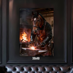 Può includere: Stampa incorniciata raffigurante un cavallo con grembiule da fabbro, che lavora su un'incudine con scintille. Il cavallo è di fronte a una fucina infuocata. Dimensioni: 76x102 cm.