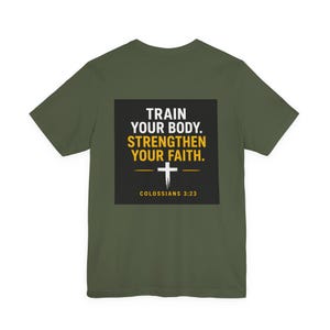 Train Your Body Strengthen Your Faith-T-shirt | Christelijke fitnesstekst Kolossenzen 3:23