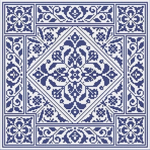Op de afbeelding: Een vierkant kruissteekpatroon met een centraal ruitmotief gevuld met complexe blauwe en witte bloem- en geometrische ontwerpen. De rand bestaat uit rechthoekige panelen met symmetrische botanische elementen en hoekvierkanten.