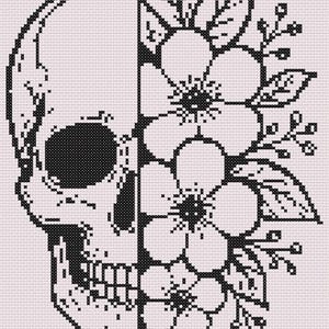 Può includere: Un motivo a punto croce in bianco e nero con un design diviso. Il lato sinistro mostra un teschio umano, mentre il lato destro presenta una collezione di fiori e foglie. L'intera immagine è composta da piccole croci distinte.
