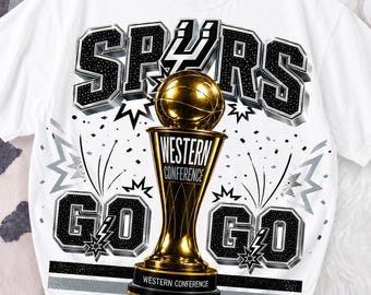 ¡Vamos Spurs! PNG, Campeones Spurs PNG, Playoffs de Wembley 2026 PNG, Finales de la Conferencia Oeste de los Spurs PNG, Diseño de camiseta para aficionados al baloncesto, Día de partido PNG