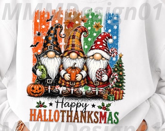 Könnte beinhalten: Ein weißes Sweatshirt mit einer Grafik von drei Gnomen mit langen weißen Bärten. Die Gnome tragen Hüte mit Punkten, Karomustern und einfarbigen Designs. Sie halten einen Kürbis, eine Flasche und eine Zuckerstange. Text: Happy HALLOTHANKSMAS.