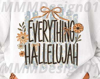Könnte beinhalten: Ein weißes Sweatshirt mit einem Grafikdruck, der den Text EVERYTHING HALLELUJAH in dunkelbraunen Buchstaben zeigt. Das Design umfasst hellblaue vertikale Pinselstriche, gelbe Punkte, orangefarbene Blumen und dünne braune Schleifen.