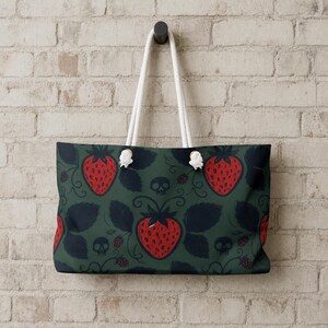 Bolso de fin de semana con estampado de bosque de fresas claras / Bolso tote con estampado floral oscuro y calaveras