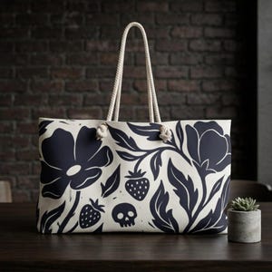 Bolso de fin de semana/bolso grande de mano con estampado botánico gótico, calavera floral y fresas en índigo oscuro.