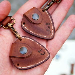 Porta plettro per chitarra in pelle personalizzato con iniziali e portachiavi - regalo per la festa del papà