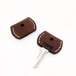 Juego personalizado de dos fundas de cuero para llaves, adorno para llave y tapa para llave