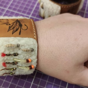 Brazalete de cuero para pesca con mosca con piel de oveja, personalizado con pirograbado e iniciales, carteras de pesca, bolsa para moscas, regalos de pesca con mosca