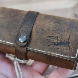 Cartera de pesca con mosca personalizada de cuero con piel de oveja - Carteras de pesca - Regalo para pescador - Bolsa para moscas - Regalos de pesca con mosca