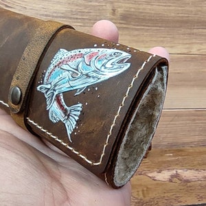Cartera de cuero personalizada para pesca con mosca con piel de oveja - Trucha saltando Carteras de pesca pintadas a medida - Regalo para pescadores - Bolsa para moscas