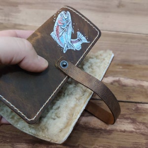 Cartera de cuero personalizada para pesca con mosca con piel de oveja - Trucha saltando Carteras de pesca pintadas a medida - Regalo para pescadores - Bolsa para moscas