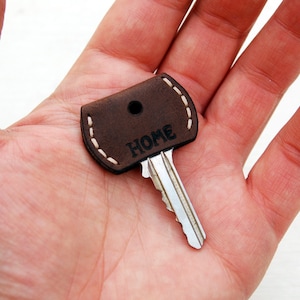 Juego personalizado de tres fundas de cuero para llaves, adorno para llave y tapa para llave