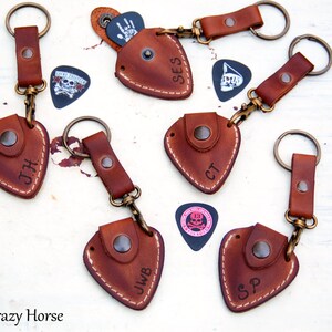 Portapúas de guitarra de cuero personalizado con iniciales. Incluye llavero y correa de REGALO. Regalo para el día del padre.
