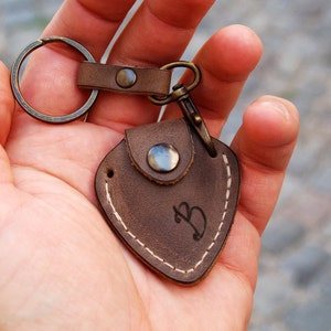 Personalisierter Plektrumhalter aus Leder mit Initialen und Schlüsselanhänger - Geschenk zum Vatertag