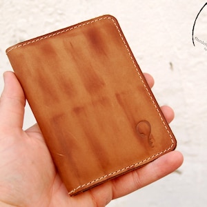 イニシャル入りパーソナライズレザートラベルウォレット - パスポートホルダー - レザーオーガナイザー - ハンドメイド - サンドクレイジーホースレザー