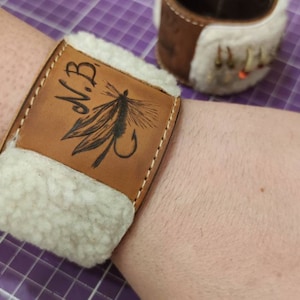 Brazalete de cuero para pesca con mosca con piel de oveja, personalizado con pirograbado e iniciales, carteras de pesca, bolsa para moscas, regalos de pesca con mosca