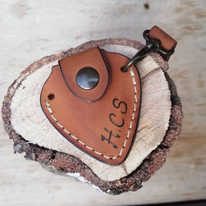 Porta púas de guitarra de cuero personalizado con iniciales y llavero - regalo del día del padre