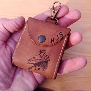 Cartera de cuero para pesca con mosca personalizada con pirograbado e iniciales - carteras de pesca - regalo para pescadores - bolsa para moscas - regalos para pesca con mosca