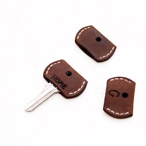 Juego personalizado de tres fundas de cuero para llaves, adorno para llave y tapa para llave