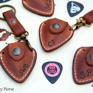 Portapúas de guitarra de cuero personalizado con iniciales. Incluye llavero y correa de REGALO. Regalo para el día del padre.