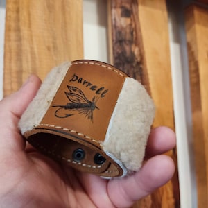 Brazalete de cuero para pesca con mosca con piel de oveja, personalizado con pirograbado e iniciales, carteras de pesca, bolsa para moscas, regalos de pesca con mosca