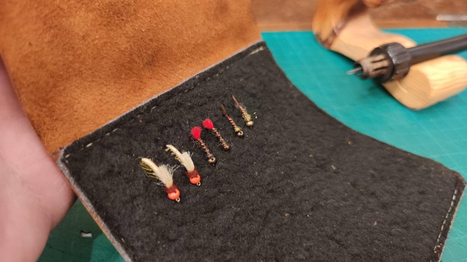 Portefeuille pour pêche à la mouche en toile cirée, cuir et mouton retourné - France
