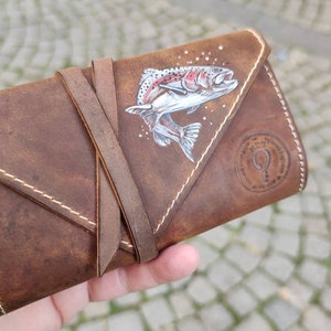Carteira de couro personalizada para pesca com mosca com pele de ovelha - Trout Jumping Custom Painted - carteiras de pesca - presente de pescador - bolsa para moscas