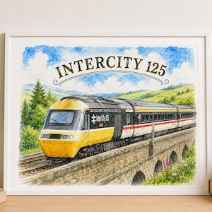 Könnte beinhalten: Aquarellmalerei eines Intercity 125-Zuges auf einer Steinbrücke. Der Zug ist gelb und schwarz mit rot-weißen Streifen. Der Himmel ist blau mit weißen Wolken, und grüne Hügel sind im Hintergrund. Der Text "INTERCITY 125" ist über dem Zug gewölbt.