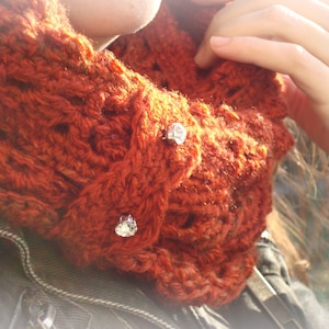 Pattern: Infinity Scarf with two buttons