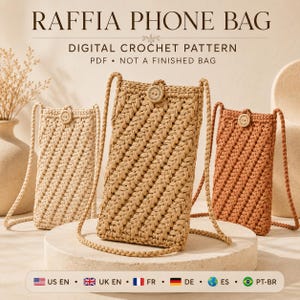 Può includere: Uno schema digitale all'uncinetto per una borsa portacellulare in rafia, con tre borse rettangolari caratterizzate da texture a punto diagonale, lunghe tracolle e un bottone in legno su ciascuna. Le borse sono color crema, beige e terracotta.