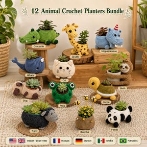以下が含まれることがあります： 12 Animal Crochet Planters Bundleと書かれた12種類の動物型かぎ針編みプランターのセット。ワニ、キリン、カバ、クジラ、ネコ、ナマケモノ、イヌ、カエル、カメ、ヒツジ、ミツバチの巣、パンダの形をしており、それぞれ小さな多肉植物が入っています。