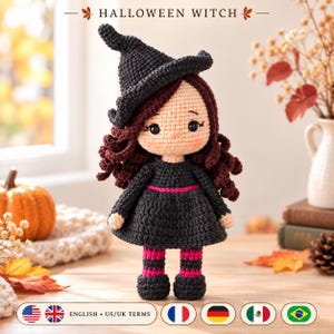 Könnte beinhalten: Eine gehäkelte Puppe mit Hexenhut, dunkelbraunem lockigem Haar und einem schwarzen Kleid mit pinkem Taillenband. Die Puppe hat schwarz-pink gestreifte Beine und schwarze Schuhe. Der Text HALLOWEEN WITCH steht oben im Bild.