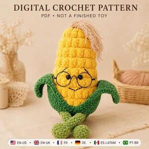 Puede incluir: Un patrón de ganchillo digital en PDF para un juguete de mazorca de maíz. El maíz amarillo tiene una superficie texturizada, hilos de color marrón claro en la parte superior y gafas redondas negras. Tiene hojas verdes como brazos y piernas.
