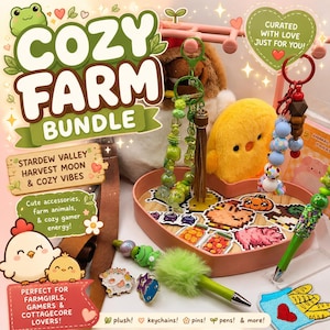 Puede incluir: Una colecci&oacute;n de accesorios con tem&aacute;tica de granja, que incluye peluches, llaveros, pines y bol&iacute;grafos. La imagen presenta una bandeja en forma de coraz&oacute;n con dise&ntilde;os pixelados de alimentos y animales, un peluche de pollito amarillo y un bol&iacute;grafo verde con un pomp&oacute;n esponjoso. Texto: "Cozy Farm Bundle."