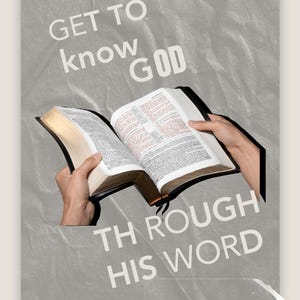 Pode incluir: Um livro aberto com páginas douradas é segurado por mãos contra um fundo cinza. O texto "GET TO know GOD THROUGH HIS WORD" está impresso em branco.