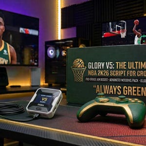 Op de afbeelding: Een donkergroene doos met het label GLORY V5: THE ULTIMATE NBA 2K26 SCRIPT FOR CRONUS ZEN, ALWAYS GREEN, naast een groen met gouden gamecontroller en een klein zwart-wit elektronisch apparaat met een scherm dat V5 GLORY PANDA weergeeft.