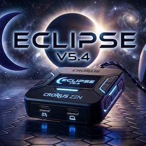 Könnte beinhalten: Ein schwarzer Cronus Zen Gaming-Adapter mit einem digitalen Display, das den Text Eclipse V5.4 anzeigt. Das Gerät verfügt über zwei USB-C-Anschlüsse an der Vorderseite mit Controller- und Computersymbolen, Seitentasten und blaue LED-Akzente.