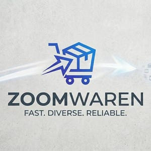 以下が含まれることがあります： Zoomwarenのロゴは、青いショッピングカートに箱と矢印が描かれ、背景にはぼやけた都市景観と製品アイコンのストリームがあります。「ZOOMWAREN」の文字と「FAST. DIVERSE. RELIABLE.」というスローガンが表示されています。