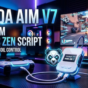 Op de afbeelding: Een wit Cronus Zen-apparaat met een digitaal scherm waarop PANDA AIM V7 staat, verbonden via kabels met een witte gamecontroller. Het apparaat heeft een pandalogo en staat op een bureau met een computermonitor die een videogame toont.