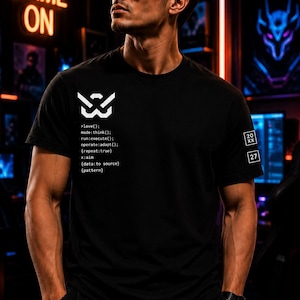 Könnte beinhalten: Ein schwarzes Kurzarm-T-Shirt mit einem weißen grafischen Logo auf der Brust, gefolgt von Codezeilen wie >love(); mode:think(); run:execute(); operate:adapt(); {repeat:true} x:aim {data:to source} {pattern} sowie einem 20XX 27 Aufnäher.